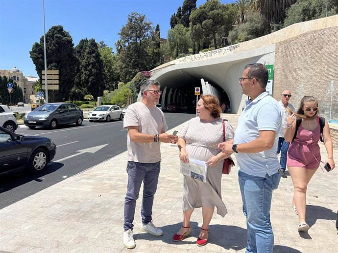 El concejal socialista en el Ayuntamiento de Málaga Jorge Quero y la concejala responsable del distrito Centro en el grupo socialista Carmen Martín.