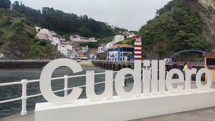 Cudillero, turismo en Asturias. Faro y Puerto de Cudillero. Playa del Óleo