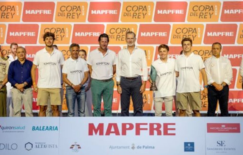 El Rey Don Felipe haciendo entrega de la Copa del Rey MAPFRE al equipo Kimpton Les Roches.
