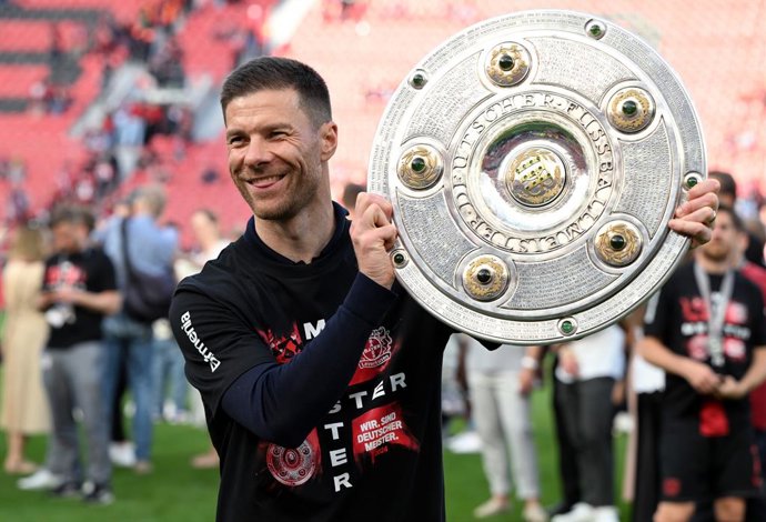 Archivo - 18 May 2024, North Rhine-Westphalia, Leverkusen: Bayer Leverkusen Coach Xabi Alonso celebrates with the championship trophy following the German Bundesliga soccer match between Bayer Leverkusen and FC Augsburg at BayArena. Photo: Federico Gamb