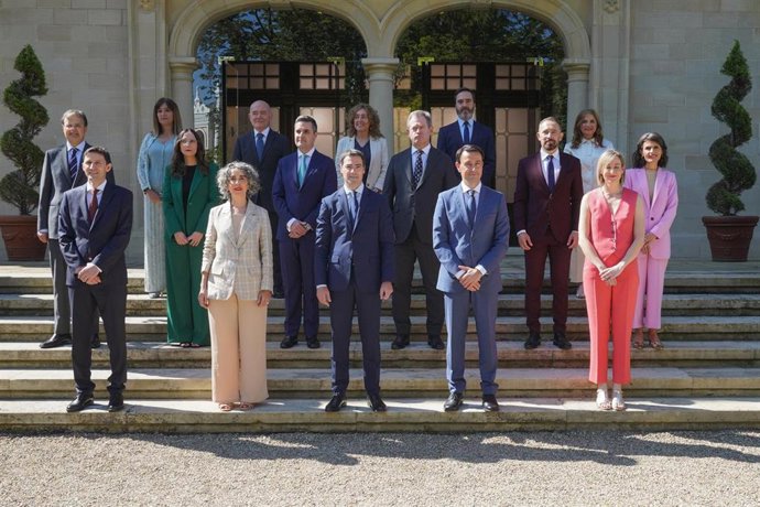 Archivo - Foto de familia del lehendakari Imanol Pradales (c), junto a los consejeros del Gobierno Vasco, el día de la toma de posesión, en Ajuria Enea, a 25 de junio de 2024, en Vitoria-Gasteiz