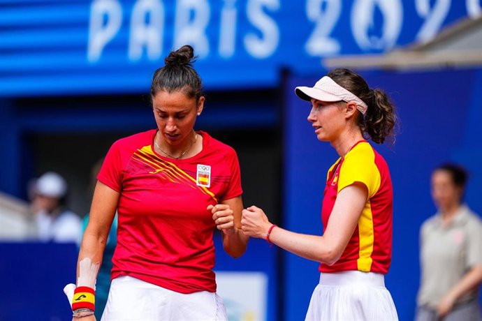 La pareja española formada por Cristina Bucsa y Sara Sorribes durante el partido por el bronce en Paris 2024.