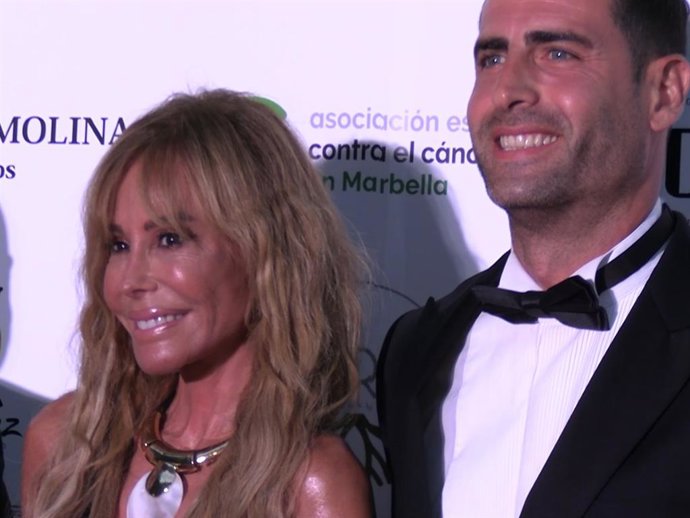 Lara Dibildos y Carlos Maturana durante una gala solidaria en Marbella