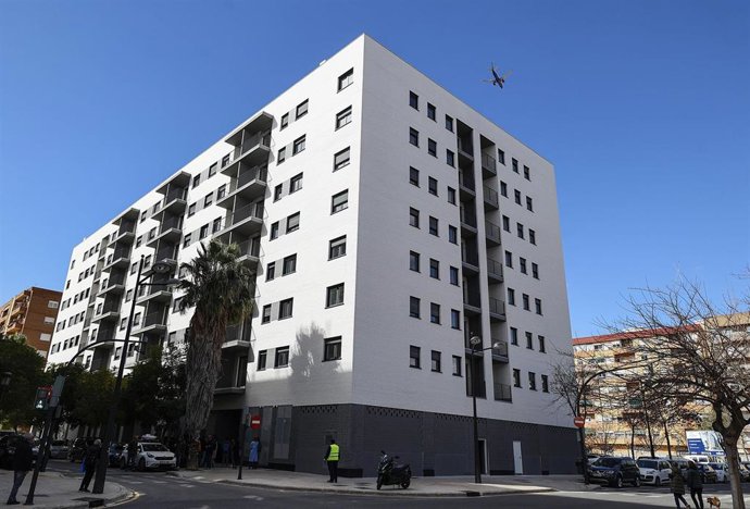 Archivo - Fachada de las viviendas acondicionadas para los vecinos afectados por el incendio de Campanar