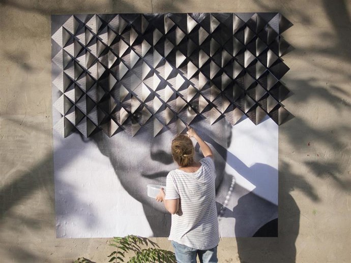 La artista Susana Blasco realizando un collage.