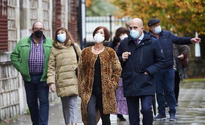 Archivo - La exalcaldesa de Santoña Puerto Gallego (c) a su llegada acompañada de su abogado a un juicio por prevaricación administrativa, en el Juzgado de lo Penal Uno de Santander, a 15 de noviembre de 2021, en Santander, Cantabria, (España)