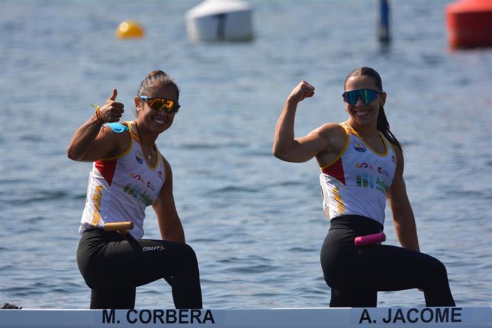 Archivo - María Corbera y Antía Jácome tras una competición