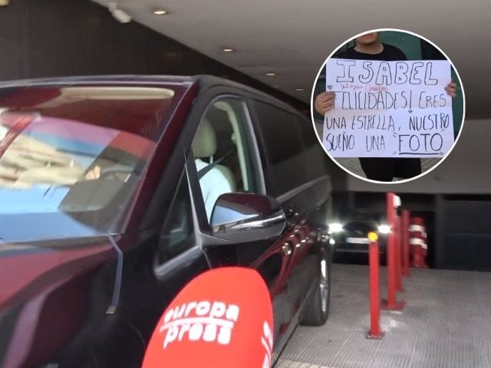 Isabel Pantoja sale del hotel donde se hospedaba en Castellón arropada por sus fans