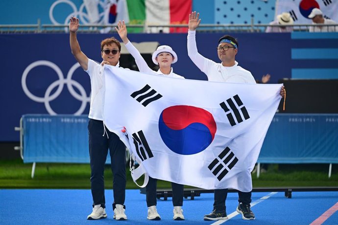 02 August 2024, France, Paris: South Korea's Kim Woojin (R) and Lim Sihyeon celebrate after winning the gold medal in the archery mixed team round during the Paris 2024 Olympic Games. Photo: Sina Schuldt/dpa