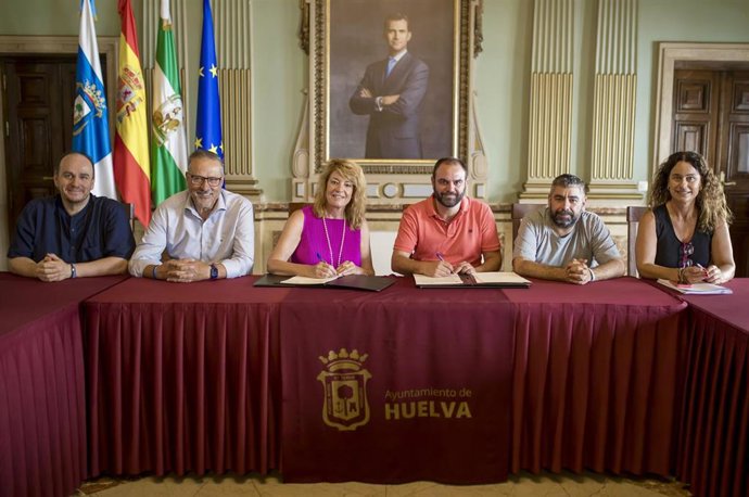 La alcaldesa de Huelva, Pilar Miranda, y el presidente de la Fundación Marcelino Champagnat, José Manuel Moreno, firman un convenio para mejorar las condiciones de vida de menores en riesgo de exclusión social.