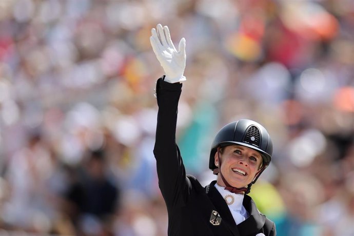 Jessica von Bredow-Werndl celebra su oro en doma clásica en Paris 2024