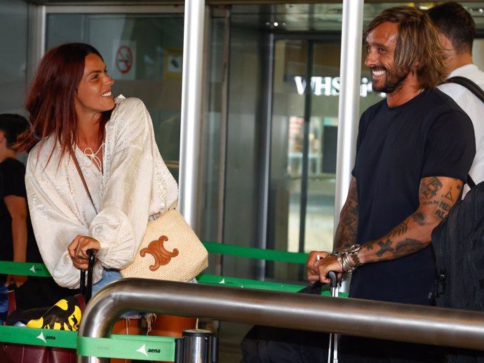 Laura Matamoros y Antonio Revilla llegan juntos al aeropuerto de Madrid tras hacer oficial su relación