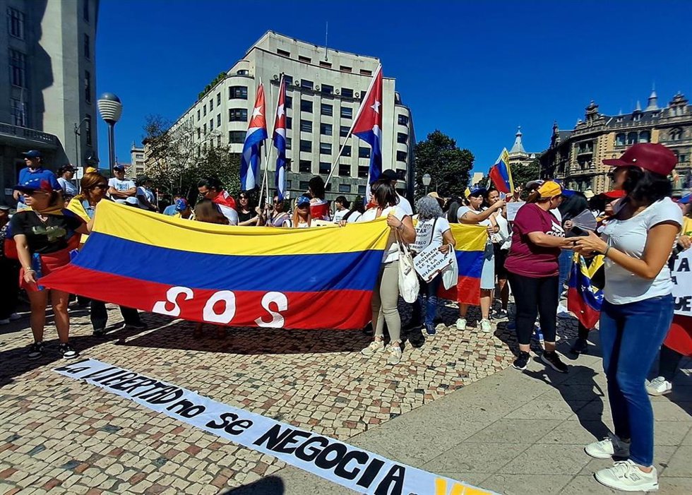 Decenas de venezolanos denuncian en Bilbao el "fraude electoral" en Venezuela y piden "respeto a la voz del pueblo"
