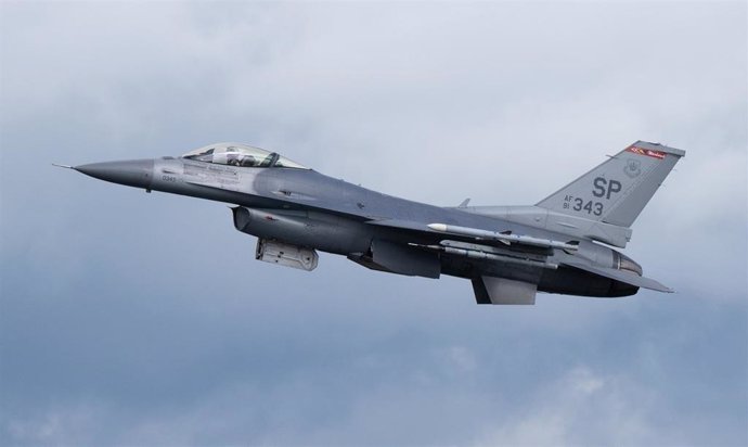 Archivo - FILED - 16 May 2024, Rheinland-Pfalz, Spangdahlem: A US Air Force F-16 fighter jet takes off from the airbase in Spangdahlem. President Volodymyr Zelensky says Ukraine is deploying US-made F-16 fighter jets as part of its military operations. Ph