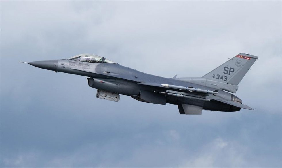 Archivo - FILED - 16 May 2024, Rheinland-Pfalz, Spangdahlem: A US Air Force F-16 fighter jet takes off from the airbase in Spangdahlem. President Volodymyr Zelensky says Ukraine is deploying US-made F-16 fighter jets as part of its military operations. 