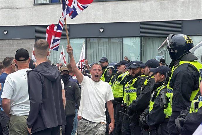 Manifestantes ultraderechistas frente a un hotel para inmigrantes en Rotherham, Reino Unido