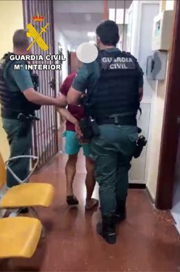 Agentes de la Guardia Civil detienen a un hombre por delito de hurto, amenazas y lesiones tras robar a una joven su teléfono móvil.