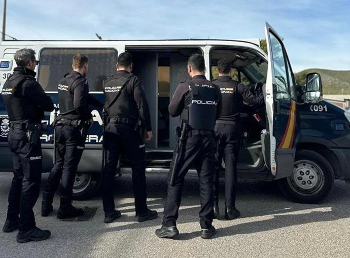 Policía Nacional. Agentes. Vehículo. Archivo.
