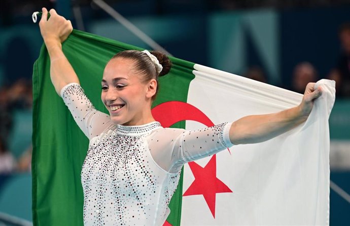 Kaylia Nemour celebra su oro olímpico en barras asimétricas de Paris 2024