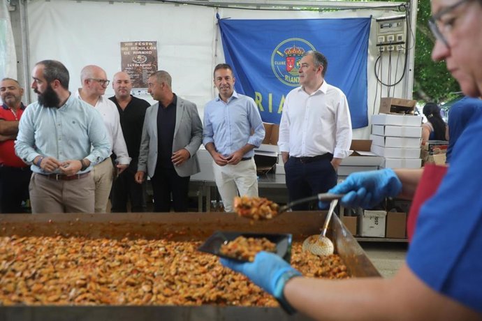 El conselleiro do Mar, Alfonso Villares, en la fiesta del mejillón de rianxo.