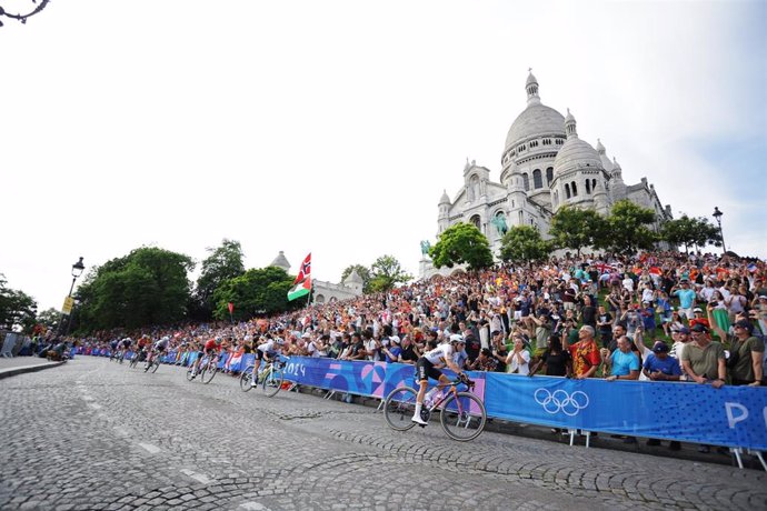 Prueba de ciclismo en ruta femenino en los Juegos Olímpicos de Paris 2024, con la española Mavi García pasando por Montmartre