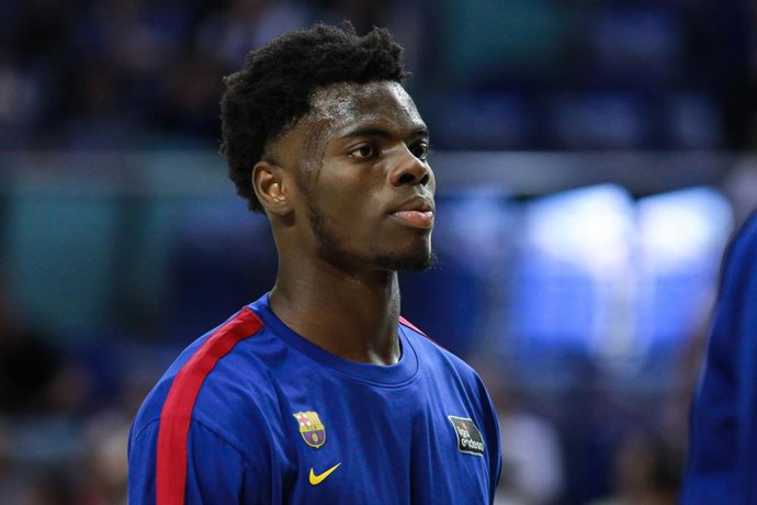 Archivo - James Nnaji of FC Barcelona warms up during Final Playoff (match 3) of Liga Endesa basketball match between Real Madrid and FC Barcelona at Wizink Center on June 20, 2023 in Madrid, Spain.