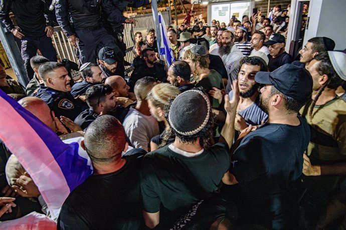 Manifestantes de extrema derecha protestan contra el arresto de diez militares acusados de violación de un preso palestino