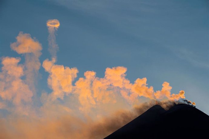 Archivo - Erupción del Etna en Sicilia