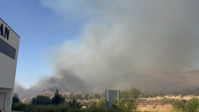 Medios terrestres y aéreos trabajan en el incendio en Arnedo