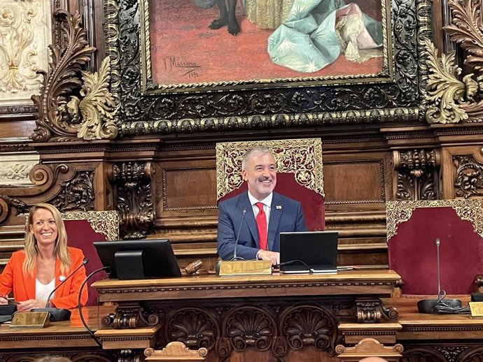 Archivo - El alcalde de Barcelona, Jaume Collboni, y la teniente de alcalde de Derechos Sociales, Maria Eugnia Gay, en el pleno de junio