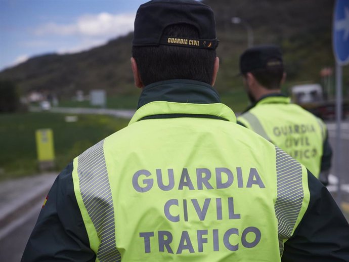 Archivo - Dos agentes de la Guardia Civil de Tráfico en un control policial, imagen de archivo. 