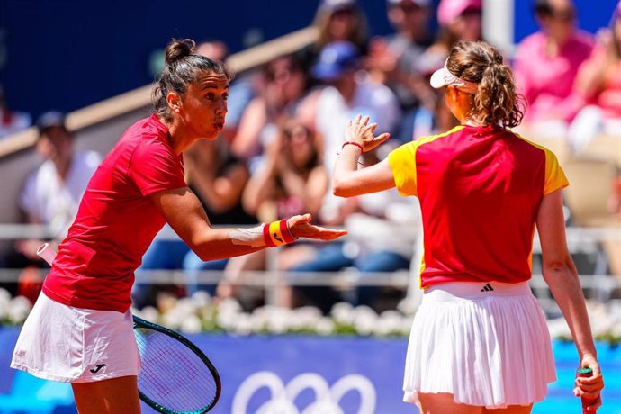 Sara Sorribes choca con Cristina Bucsa durante la pelea por el bronce en Paris 2024