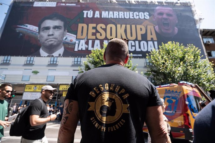 Archivo - El líder de Desokupa, Dani Esteve, frente a la lona que ha desplegado la plataforma Desokupa en Atocha contra el presidente del Gobierno