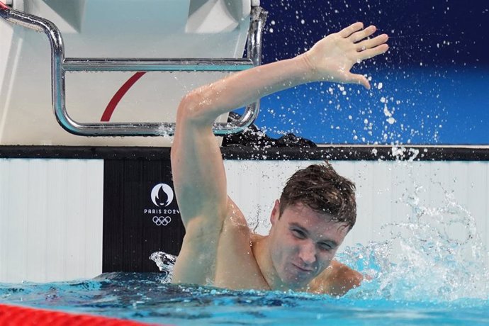 04 August 2024, France, Paris: USA's Bobby Finke celebrates victory in the Men's 1500m Freestyle final swimming event, during the Paris 2024 Olympic Games at the Paris La Defence Arena. Photo: Marcus Brandt/dpa