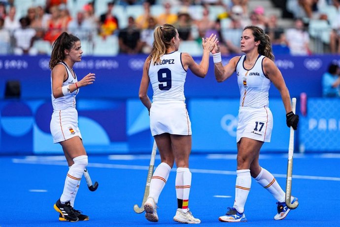 María López felicita a Lola Riera tras un gol en los Juegos Olímpicos de París