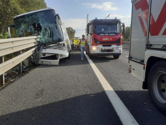 Un autobús turístico tiene un accidente en Arezzo (Italia) y se salda con un muerto y 15 heridos