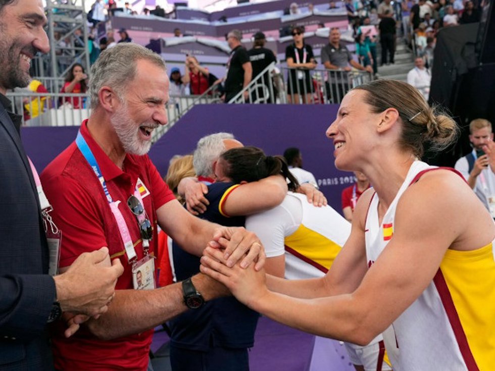 Su Majestad el Rey felicitando al Equipo Olímpico Español de baloncesto 3x3 femenino en los juegos olímpicos de París 2024.