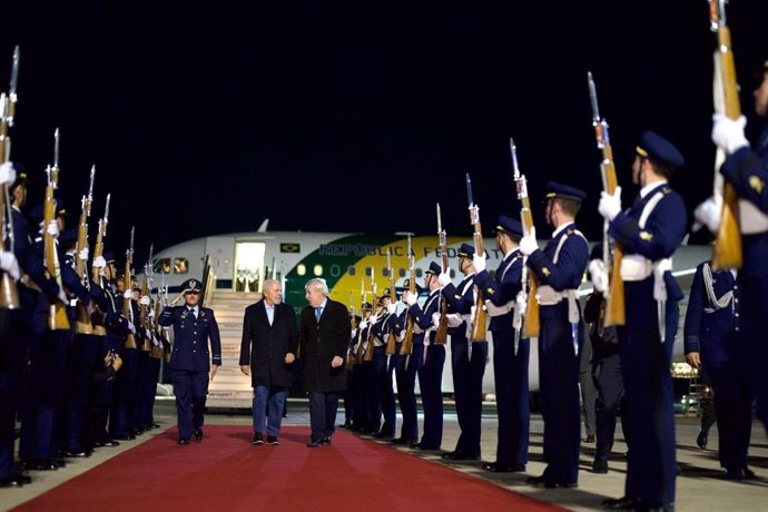 El ministro de Exteriores de Chile, Alberto van Klaveren, recibe al presidente de Brasil, Luiz Inácio Lula da Silva