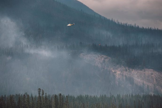 Helicóptero trabaja en las labores de extinción de un incendio en el Parque Nacional Jasper de Canadá