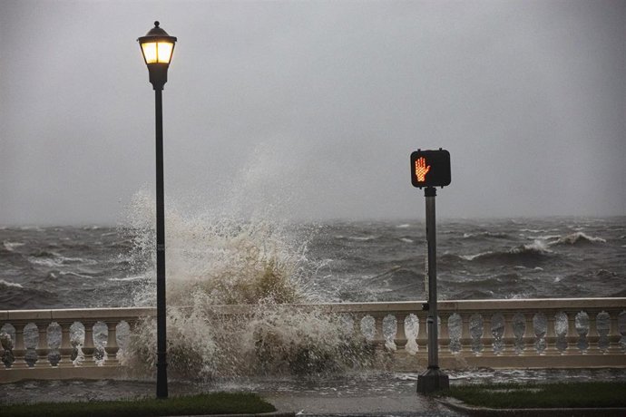 El huracán 'Debby' se convierte en tormenta de categoría 1 antes de tocar tierra en EEUU