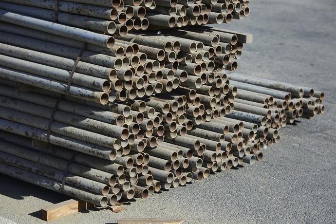 Archivo - Tubos de metal.