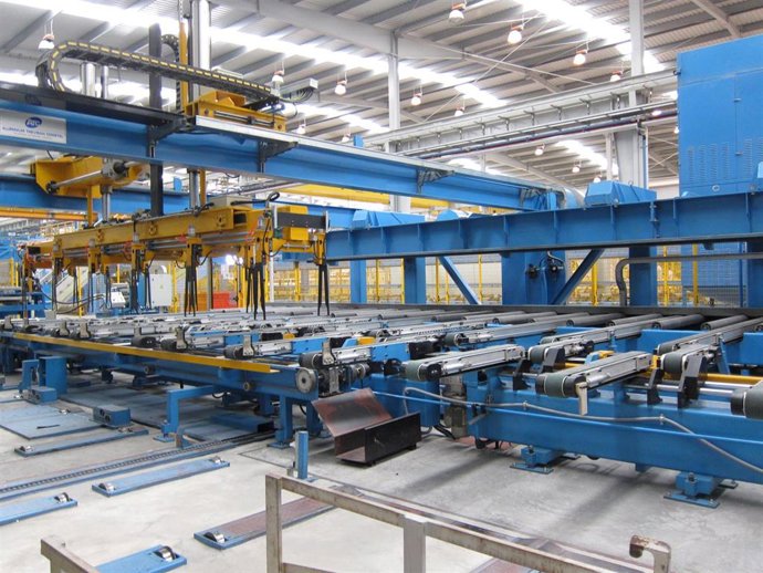 Archivo - La producción industrial baja un 8,9% en junio en Andalucía, 4,8 puntos más que la media nacional.