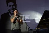 Foto: Pablo López apoya con su música al equipo nacional en la Casa de España del COE en París