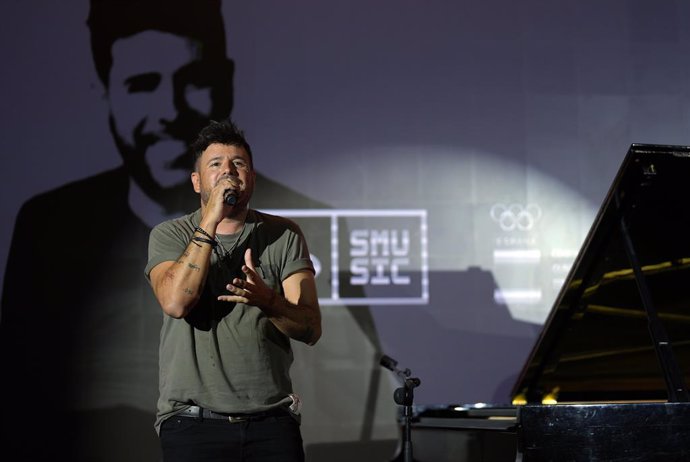 Pablo López apoya con su música al equipo nacional en la Casa de España del COE en París