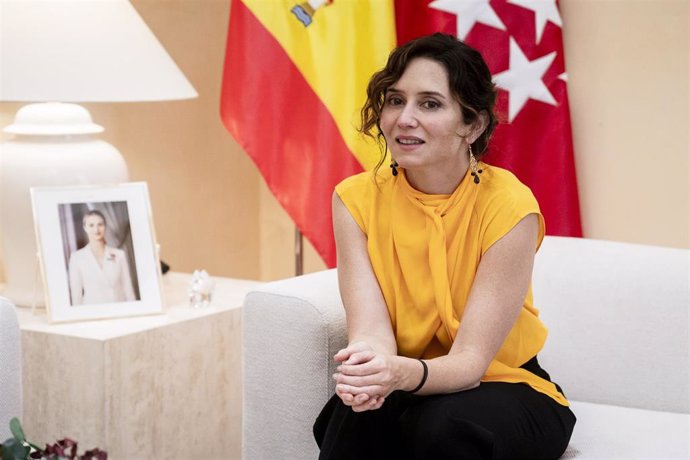 La presidenta de la Comunidad de Madrid, Isabel Díaz Ayuso, durante una reunión con la directora general de la Fundación Secretariado Gitano