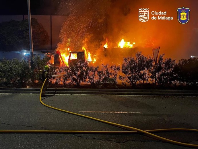 Arde en su totalidad un camión en el parque empresarial Trévenez en Málaga capital