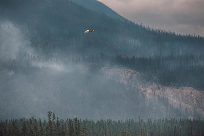 Archivo - Un helicóptero trabaja en las labores de extinción de un incendio en el Parque Nacional Jasper de Canadá, a 26 de julio de 2024