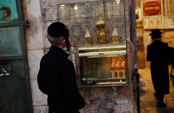 Archivo - Un niño ultraortodoxo judío a las puertas de un centro de oración en Jerusalén.