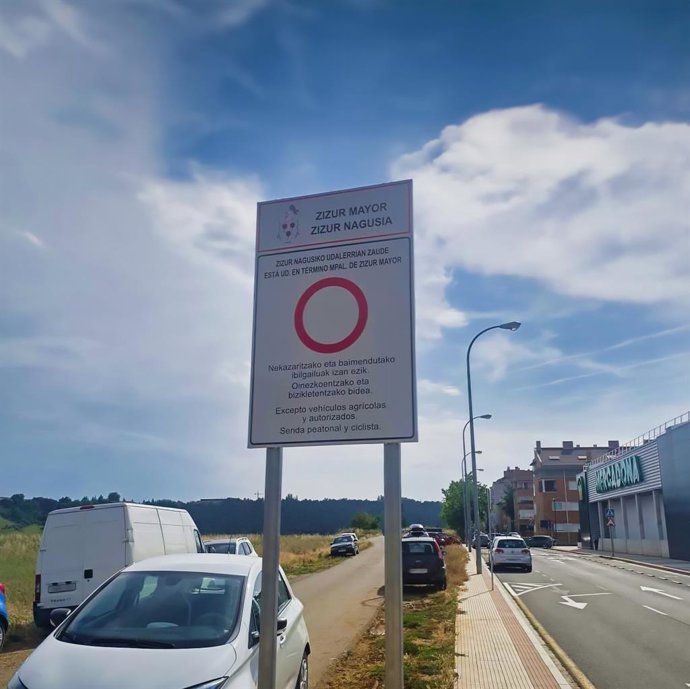 Señal que restringe el acceso de vehículos al parque fluvial del Arga.