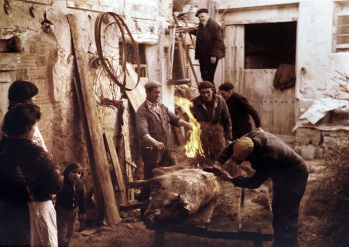 Archivo - Una de las fotografías que forman parte de la tercera edición de 'Instantes de nuestra historia', en Los Olmos.